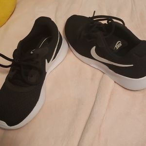 Nike black and white Tanjun